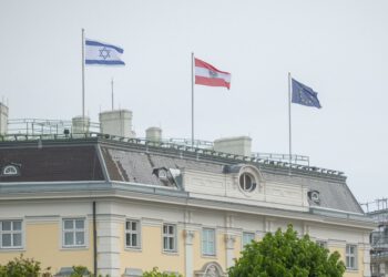 Pro und Kontra: Beflaggung von Bundeskanzler- und Außenamt