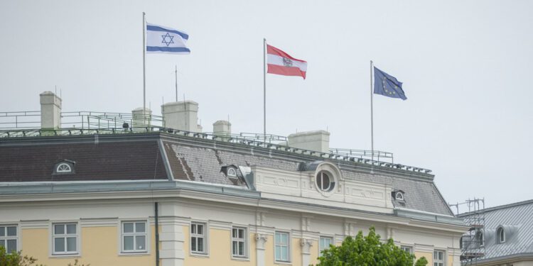 Pro und Kontra: Beflaggung von Bundeskanzler- und Außenamt